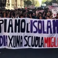 Claudia, 15 anni, morta nel silenzio: ora i ragazzi di Catania urlano verità