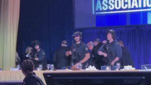 “È tutta una messinscena”: l’attentato a Trump scatena il caos online