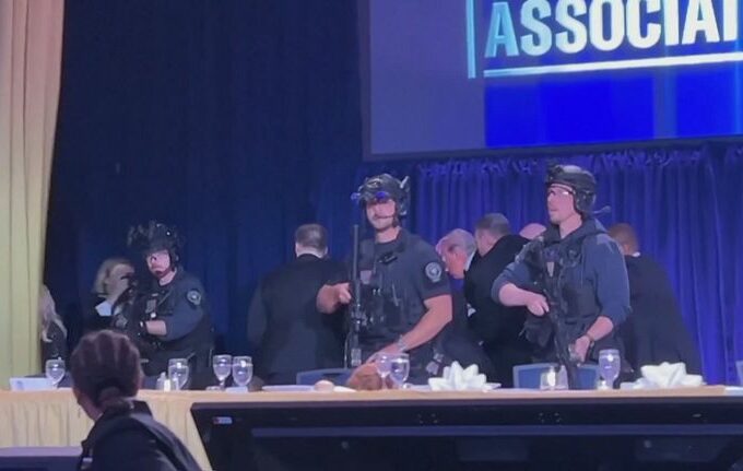 “È tutta una messinscena”: l’attentato a Trump scatena il caos online