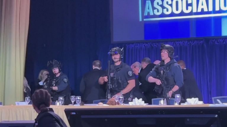 “È tutta una messinscena”: l’attentato a Trump scatena il caos online