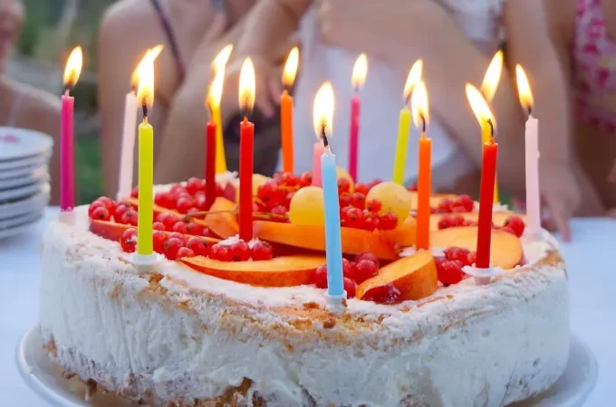 Ha 26 date di nascita: processo sospeso, ma non per quello che pensi