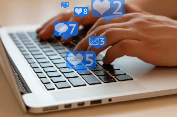 Non basta il passaporto: gli USA vogliono vedere i tuoi social!