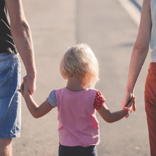Bambini sempre più soli: la nuova emergenza sociale in Italia