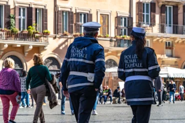 Roma, agenti travestiti sgominano la truffa delle tre campanelle