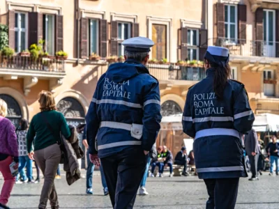 Roma, agenti travestiti sgominano la truffa delle tre campanelle
