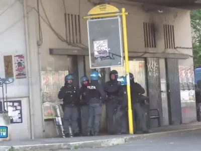Sgombero al Laurentino: attivisti sui tetti, quartiere in rivolta