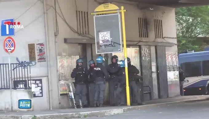 Sgombero al Laurentino: attivisti sui tetti, quartiere in rivolta