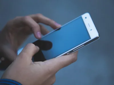 Batterie removibili, l’UE cambia tutto: cosa succederà agli smartphone