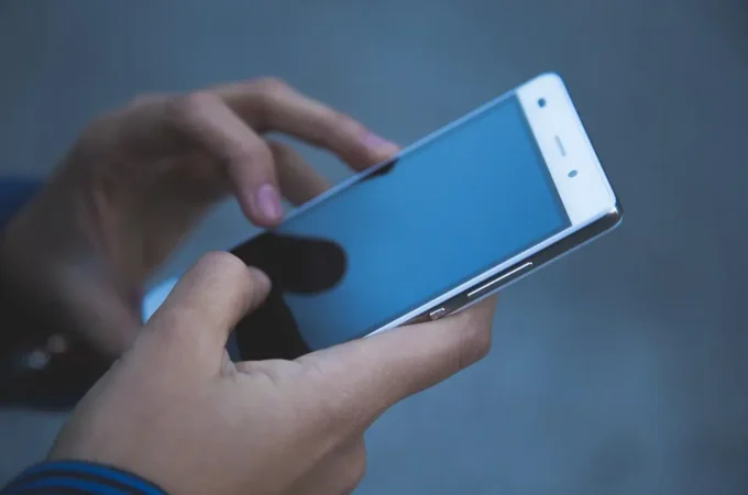 Batterie removibili, l’UE cambia tutto: cosa succederà agli smartphone