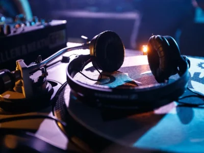 La scuola italiana cambia musica: arriva il primo corso per dj alle medie