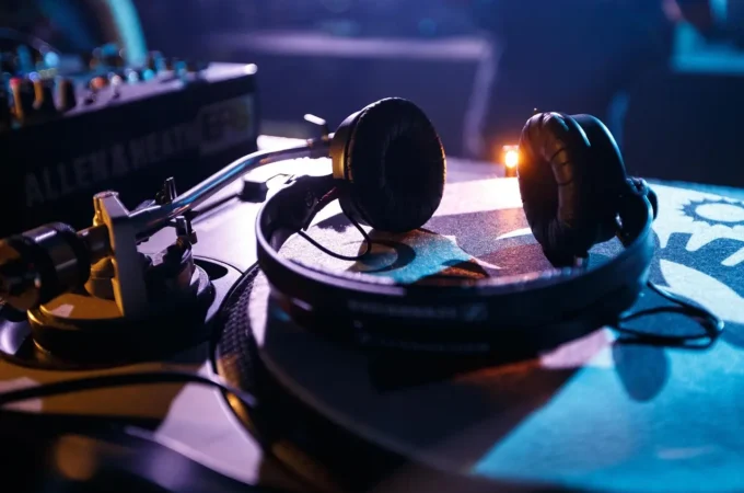 La scuola italiana cambia musica: arriva il primo corso per dj alle medie