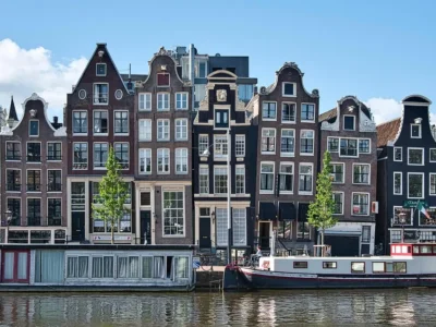 Niente hamburger né SUV: Amsterdam cancella pubblicità ai consumi “inquinanti”
