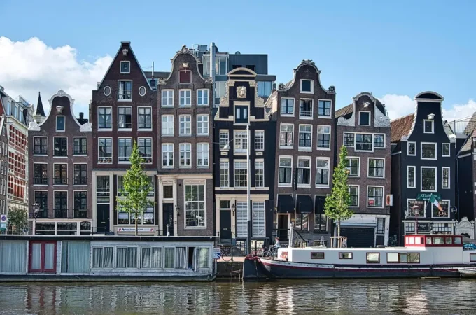 Niente hamburger né SUV: Amsterdam cancella pubblicità ai consumi “inquinanti”