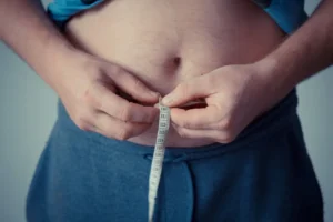 Obesità prima dei 30 anni: il rischio che spaventa i medici italiani