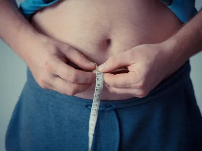 Obesità prima dei 30 anni: il rischio che spaventa i medici italiani