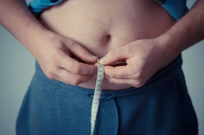 Obesità prima dei 30 anni: il rischio che spaventa i medici italiani