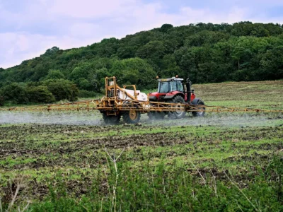 Pesticidi nel cibo, l’allarme esplode in Europa