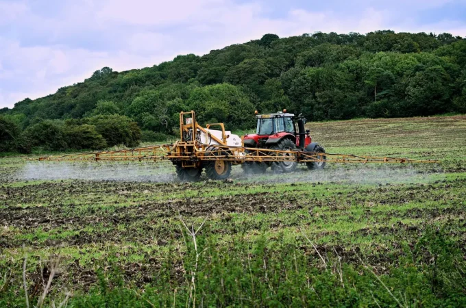 Pesticidi nel cibo, l’allarme esplode in Europa