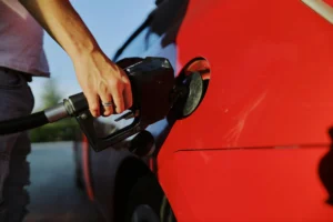 Benzina oltre i 2 euro: estate sempre più cara