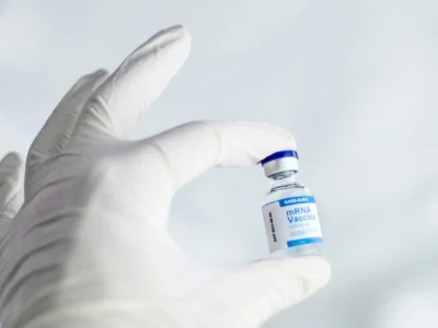 Vaccino Covid e mielite: i giudici confermano il nesso causale