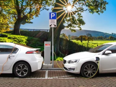 Auto elettriche sotto esame: convengono ancora quelle diesel e benzina?