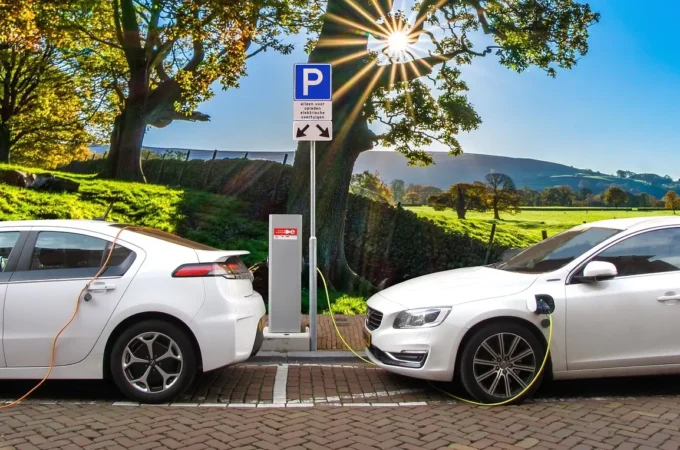 Auto elettriche sotto esame: convengono ancora quelle diesel e benzina?