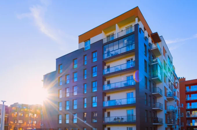 Infiltrazioni in casa: il condominio paga anche se le tubazioni non sono sue