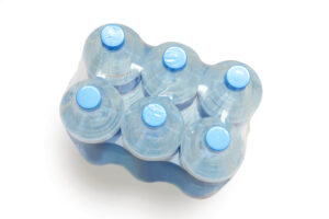 Addio alle confezioni d’acqua da sei bottiglie dal 2030?
