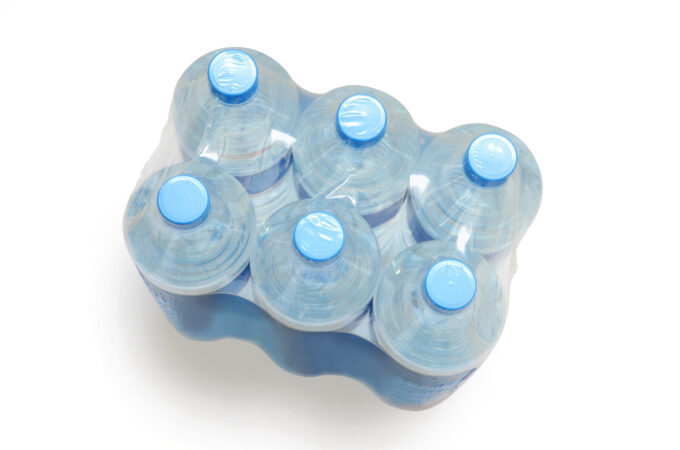 Addio alle confezioni d’acqua da sei bottiglie dal 2030?