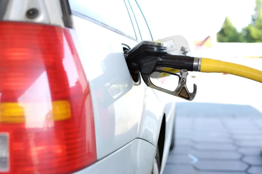 Gasolio contaminato, cresce l’allarme: auto in panne dopo il pieno