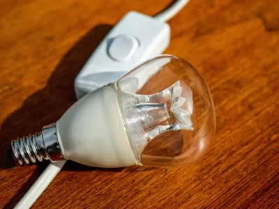 Addio al prezzo unico sulle bollette elettriche: arrivano le tariffe zonali