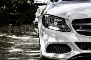 Sulle auto arrivano stop lampeggianti e telecamere obbligatorie