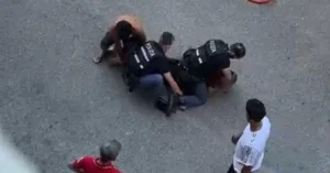 Uomo muore durante il fermo di polizia: il video che fa discutere
