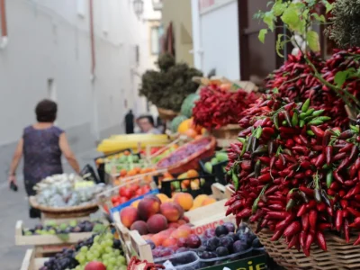 Agosto, molti a casa, la rivincita dei negozi di vicinato