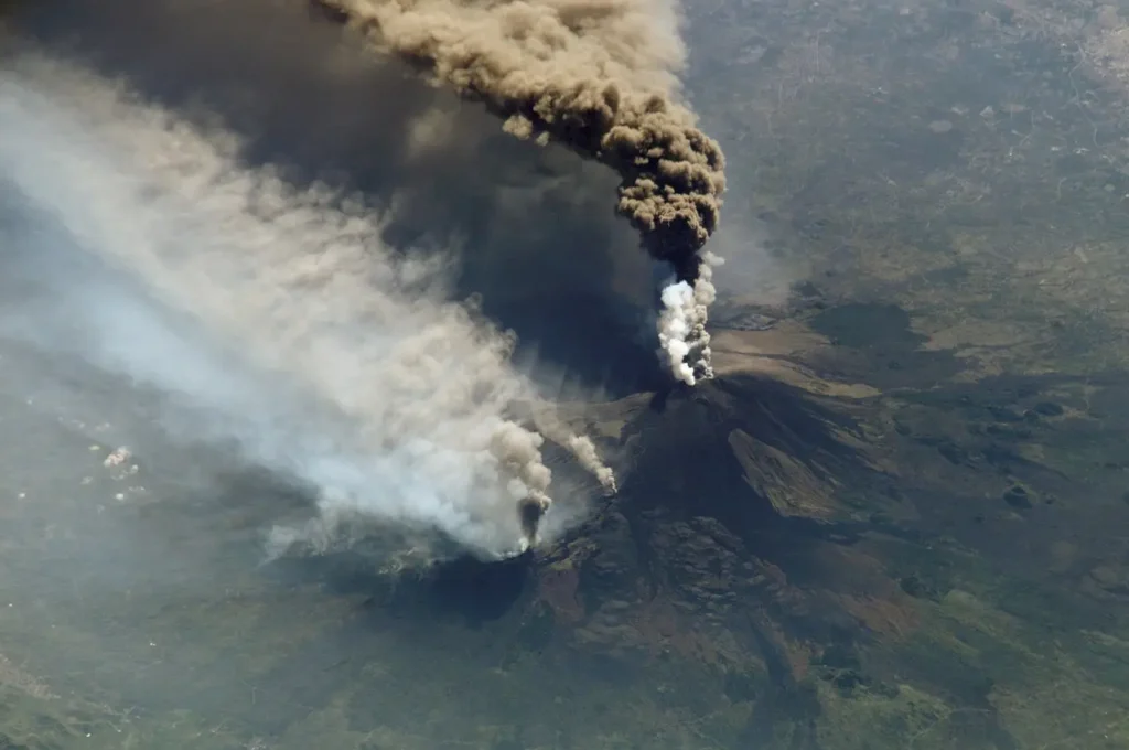 Ecco come l’overtourism sta danneggiando l’Etna