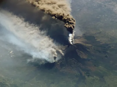 Ecco come l’overtourism sta danneggiando l’Etna