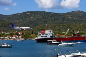 I rischi per i “turisti dei decolli”: il pericolo nascosto dell’aeroporto di Skiathos