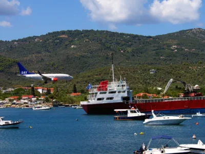 I rischi per i “turisti dei decolli”: il pericolo nascosto dell’aeroporto di Skiathos