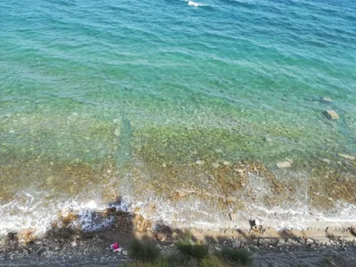 Il caso degli inquietanti dischetti neri sulle spiagge del Mar Adriatico