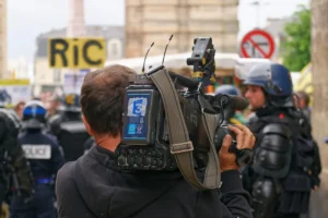 Perché gli italiani non si fidano più dei giornalisti?