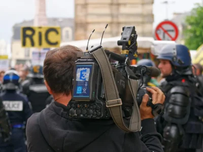 Perché gli italiani non si fidano più dei giornalisti?