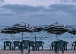 Spiagge libere occupate con ombrelloni e catene: il caso di Torre del Greco