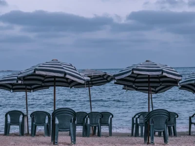 Spiagge libere occupate con ombrelloni e catene: il caso di Torre del Greco