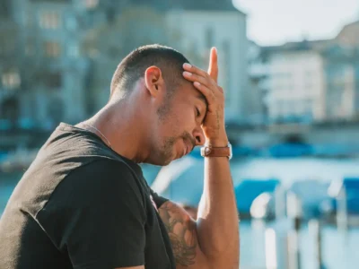 Testa in avanti davanti allo smartphone: quanto ne risente il collo