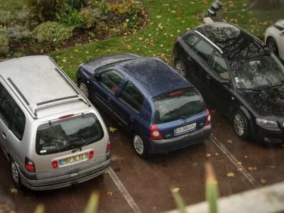 Bloccare il vicino con l’auto? Si commette un reato