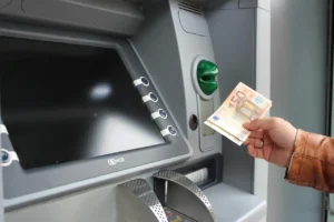 Cash trapping, la truffa al bancomat che blocca i contanti