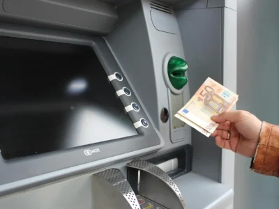 Cash trapping, la truffa al bancomat che blocca i contanti