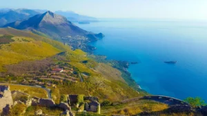 Da Nicotera a Maratea a nuoto: Matthieu Bonne tenta l’impresa