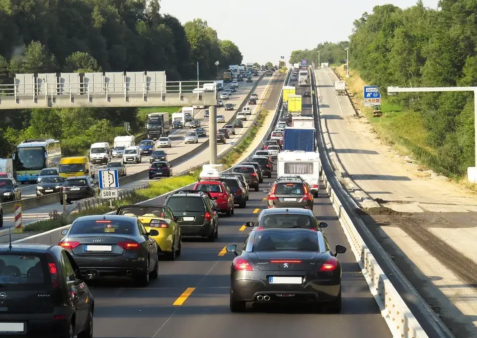 Fermi nel traffico: cambiare corsia fa davvero risparmiare tempo?