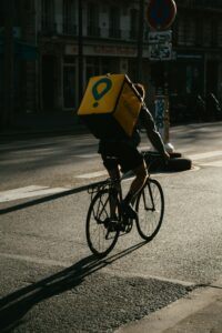 Il tribunale tutela i rider, il tempo d’attesa è parte del lavoro